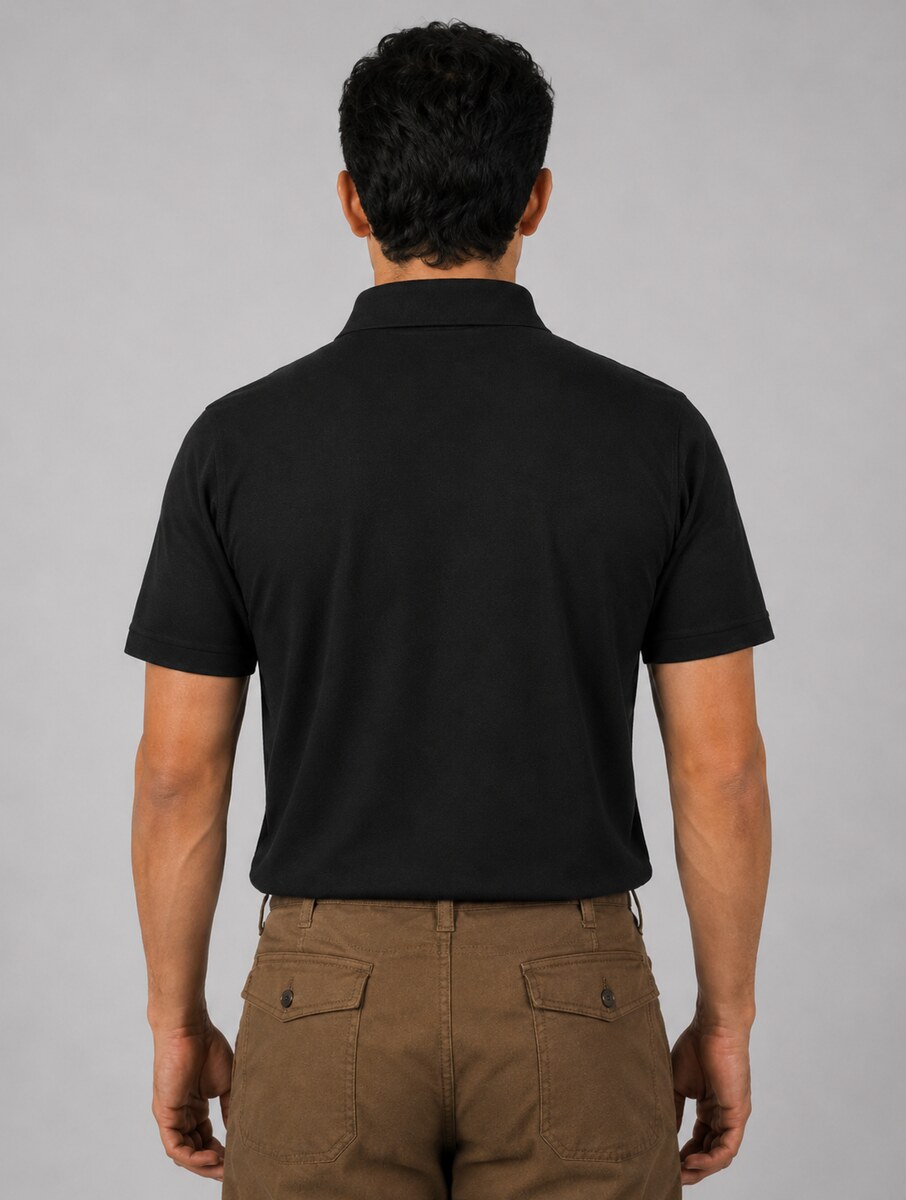 Playera dry fit negra, vista lateral